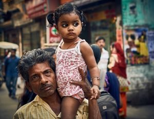 girl on her father’s shoulder